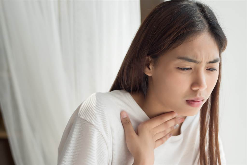 Nhiễm virus HPV khiến cổ họng cô gái nổi đầy mụn, uống thuốc cũng không khỏi - 1