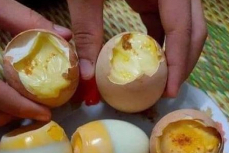 Trứng gà "hỏng" giá bán cao như trứng “xịn”, dân vẫn kéo nhau đặt mua