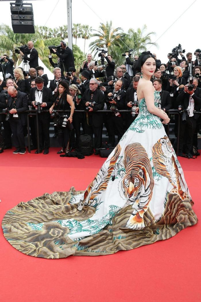 Phạm Băng Băng mang &#39;mãnh hổ&#39; đến thảm đỏ Cannes 2023 - 6
