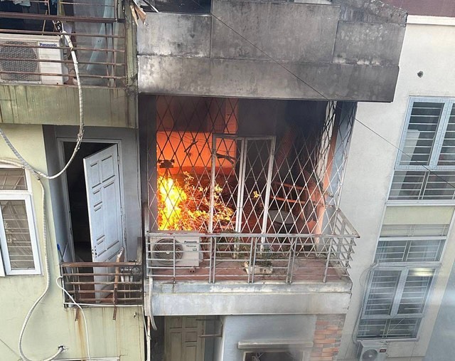 Cháy nhà 3 tầng ở Hà Nội, người đàn ông nhanh trí đưa vợ và 2 con leo ban công thoát thân - 1