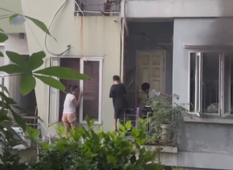 Cháy nhà 3 tầng ở Hà Nội, người đàn ông nhanh trí đưa vợ và 2 con leo ban công thoát thân - 2