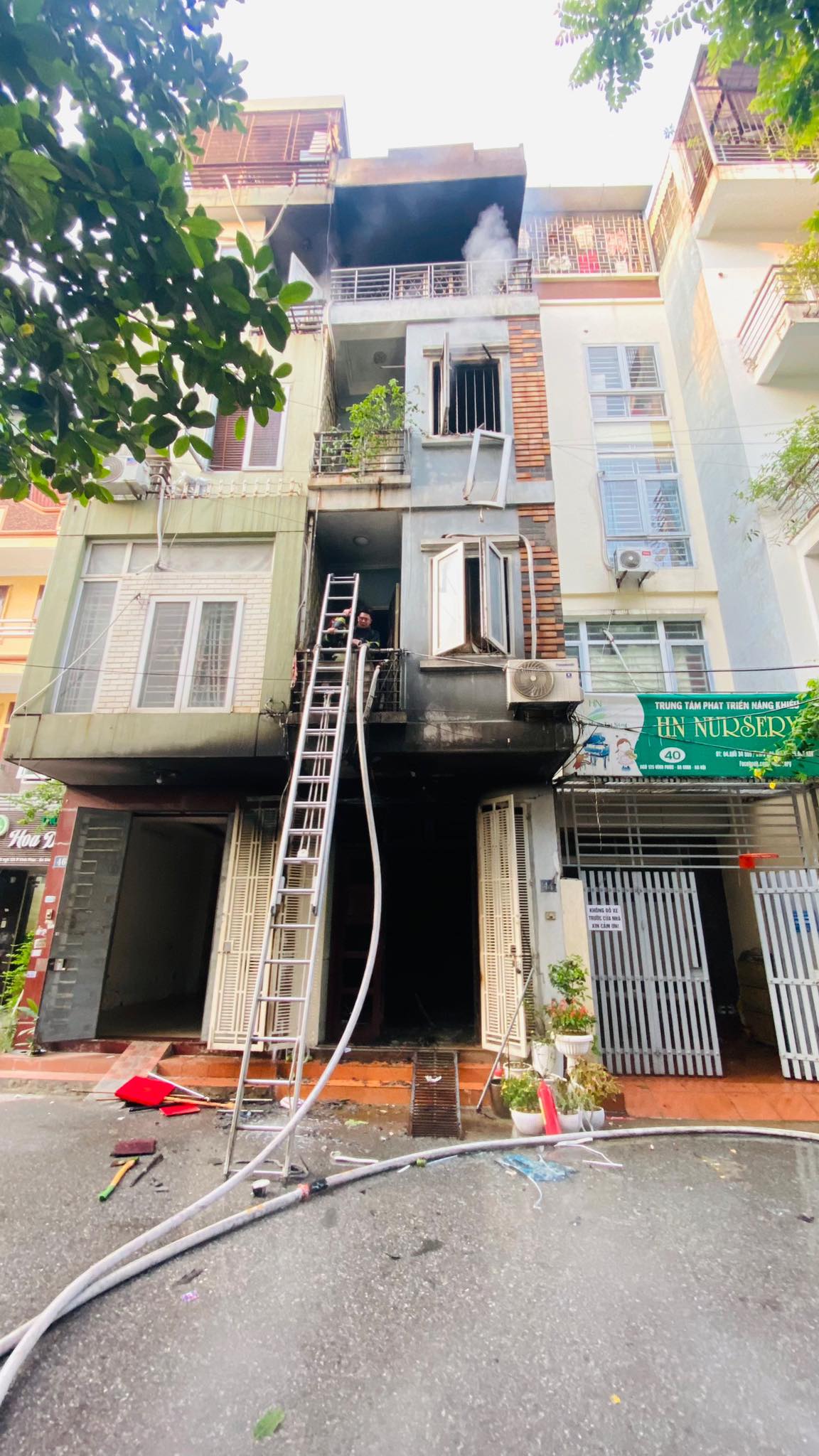 Cháy nhà 3 tầng ở Hà Nội, người đàn ông nhanh trí đưa vợ và 2 con leo ban công thoát thân - 3