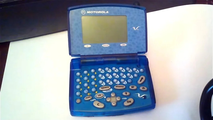 Cùng nhìn lại các mẫu điện thoại kỳ lạ trong lịch sử của Motorola - 1