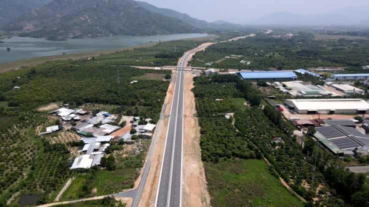 Cận cảnh cao tốc Nha Trang - Cam Lâm ngày đầu thông xe - 9