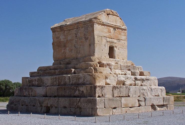 Lăng mộ của Cyrus: Cyrus Đại đế là người sáng lập và cai trị Đế chế Ba Tư rộng lớn vào thế kỷ thứ 6 trước Công nguyên. Lăng mộ của ông là di tích quan trọng nhất ở Pasargadae, thủ đô cổ xưa của Ba Tư ở Iran ngày nay. Bên trong mộ có một chiếc giường bằng vàng, một chiếc quan tài bằng vàng và một số đồ trang trí bằng đá quý…
