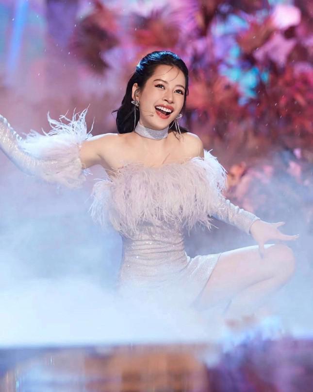 Chi Pu đi ghi hình "Đạp Gió 2023" tập mới, nhan sắc qua cam thường