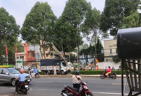 Xe tải tông lật ôtô 7 chỗ, gãy cột điện, gần 9.000 hộ dân ở Đồng Nai mất điện - 1