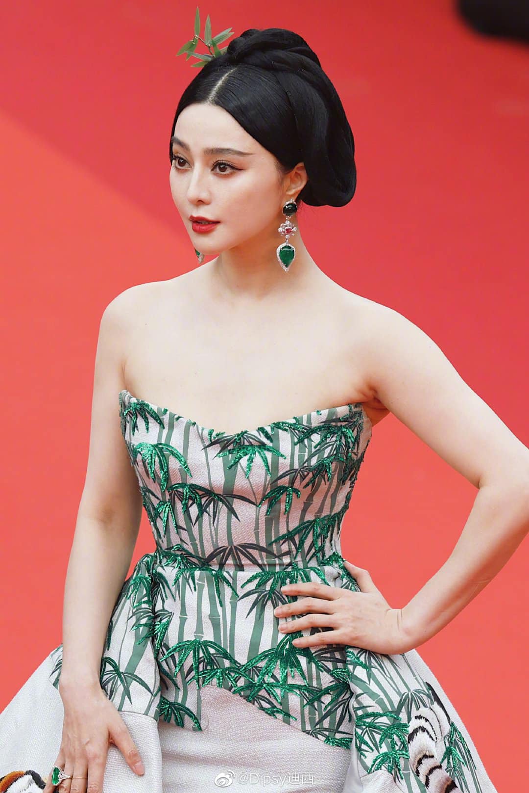 Phạm Băng Băng lộng lẫy với váy cánh bướm kim loại của Chung Thanh Phong tại Cannes - 1