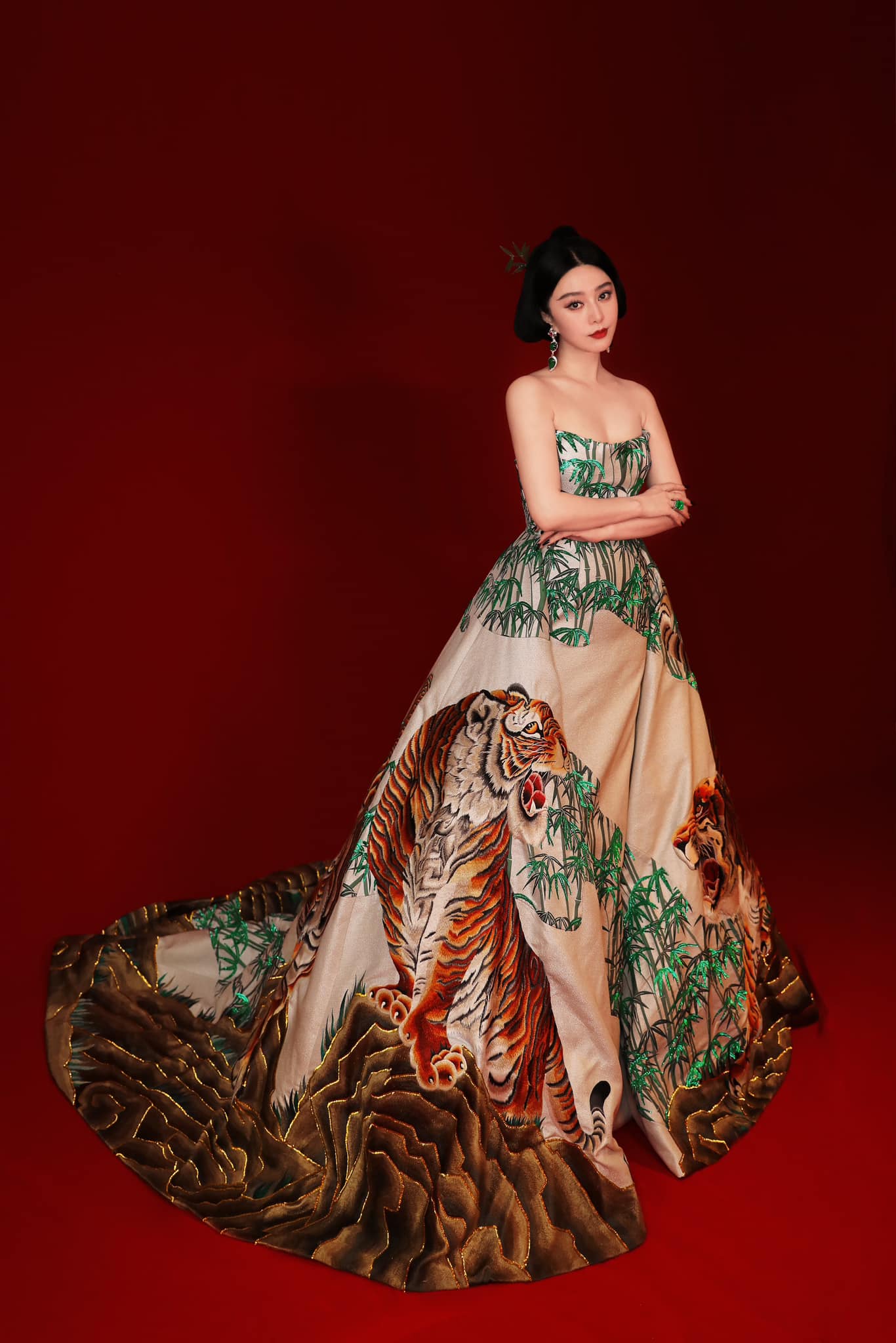 Phạm Băng Băng lộng lẫy với váy cánh bướm kim loại của Chung Thanh Phong tại Cannes - 3
