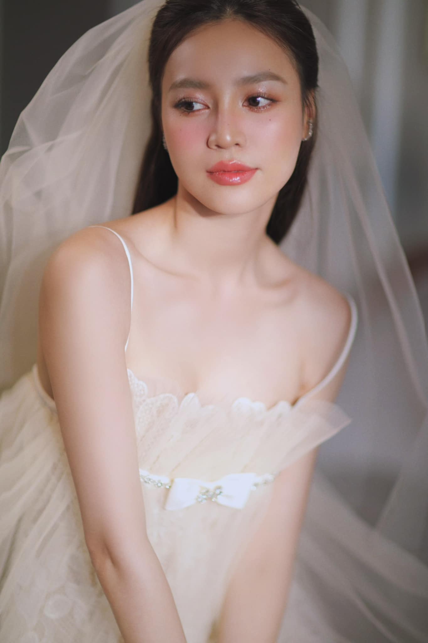 Ninh Dương Lan Ngọc khoe nhan sắc ngọt ngào khi mặc váy hai dây như cô dâu - 1