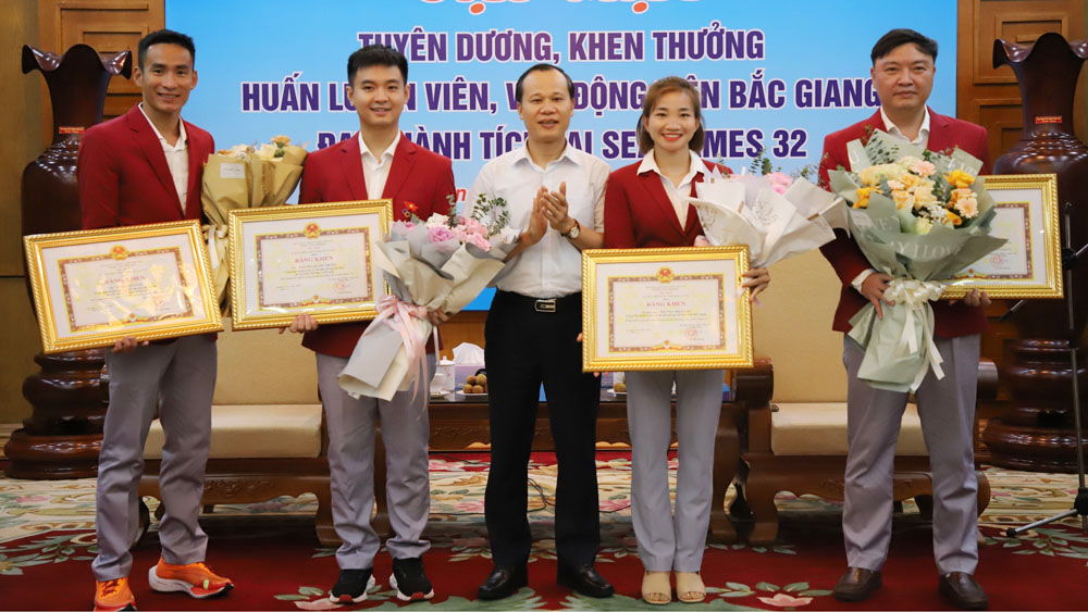 VĐV Nguyễn Thị Oanh được thưởng lớn và nhận bằng khen ở quê nhà Bắc Giang - 2