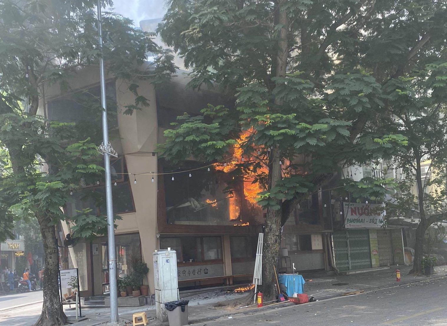 Cháy quán cà phê ở phố cổ Hà Nội, nhiều người hoảng loạn tháo chạy - 1