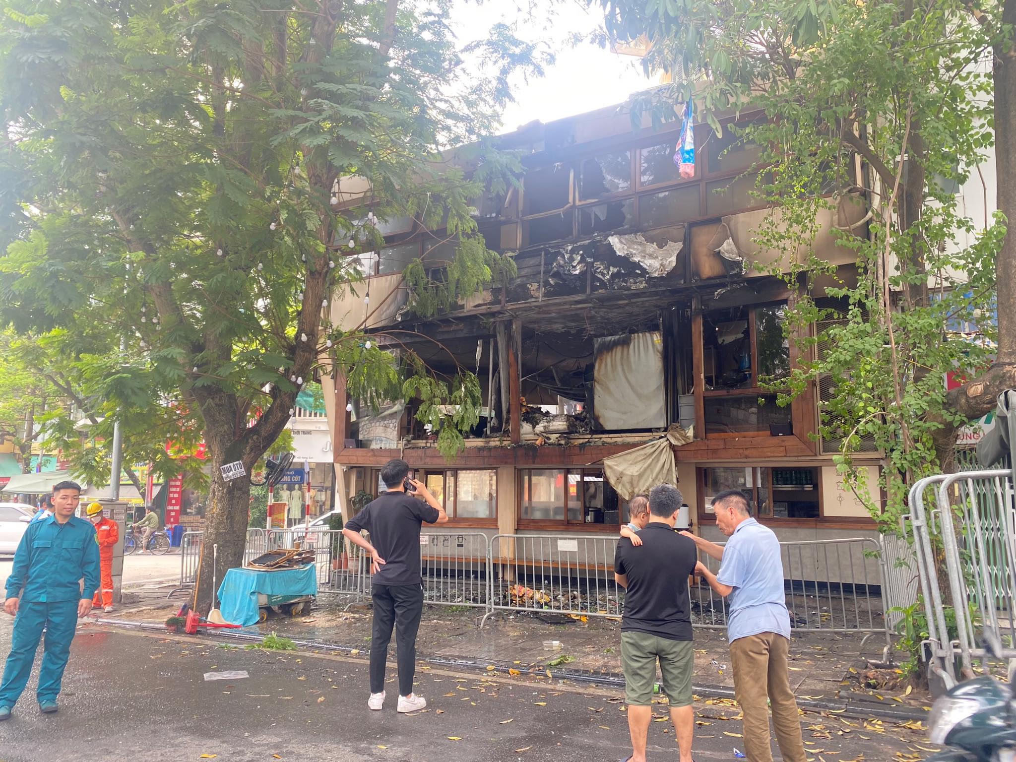 Cháy quán cà phê ở phố cổ Hà Nội, nhiều người hoảng loạn tháo chạy - 2
