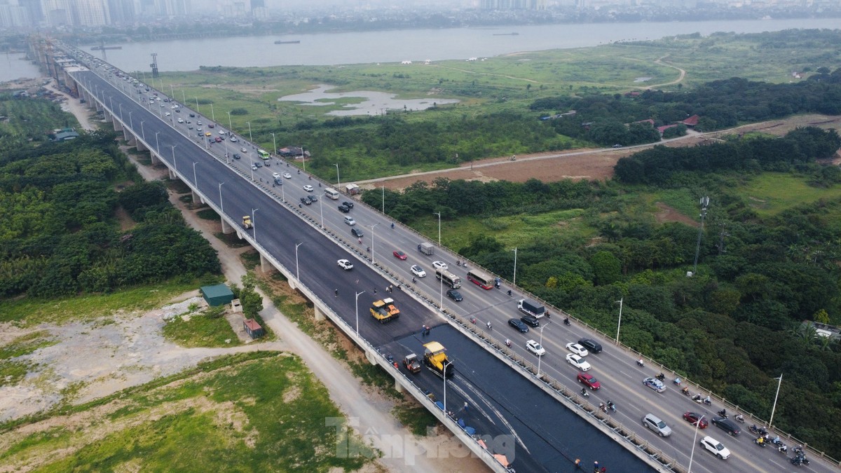 Hàng trăm công nhân đội nắng, trải thảm nhựa thi công cầu Vĩnh Tuy giai đoạn 2 - 1