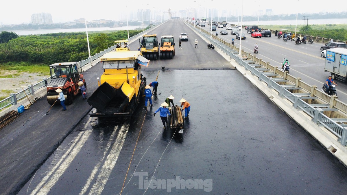 Hàng trăm công nhân đội nắng, trải thảm nhựa thi công cầu Vĩnh Tuy giai đoạn 2 - 2