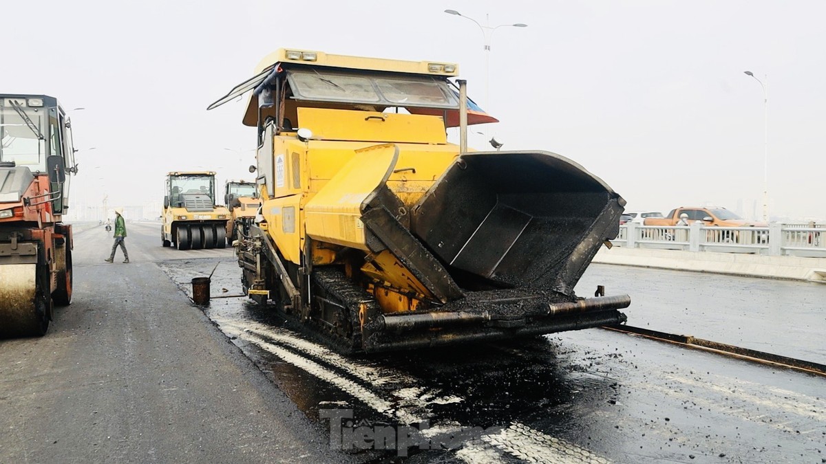 Hàng trăm công nhân đội nắng, trải thảm nhựa thi công cầu Vĩnh Tuy giai đoạn 2 - 3