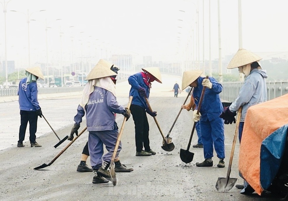 Hàng trăm công nhân đội nắng, trải thảm nhựa thi công cầu Vĩnh Tuy giai đoạn 2 - 4