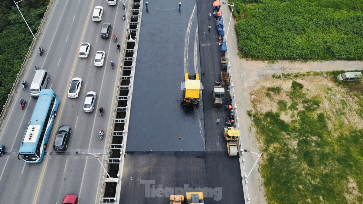 Hàng trăm công nhân đội nắng, trải thảm nhựa thi công cầu Vĩnh Tuy giai đoạn 2 - 8