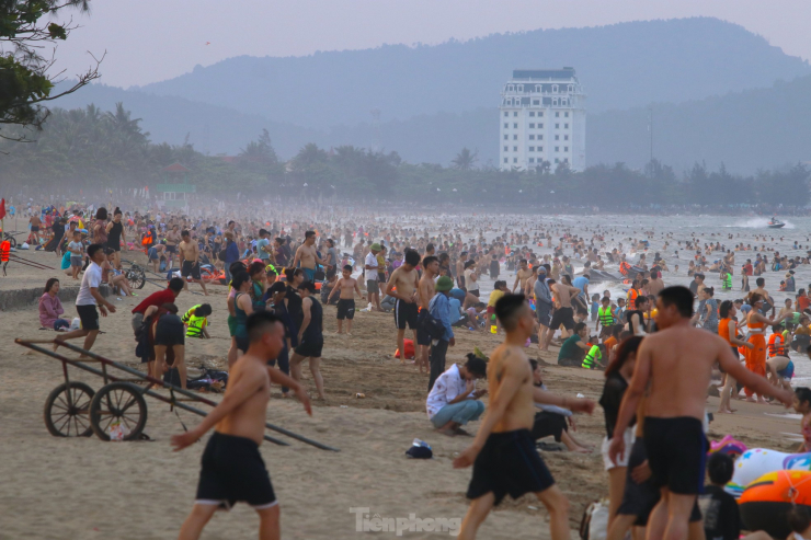 Nắng nóng khốc liệt, hàng vạn người đổ về biển Cửa Lò - 3