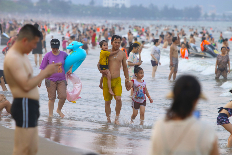 Nắng nóng khốc liệt, hàng vạn người đổ về biển Cửa Lò - 4
