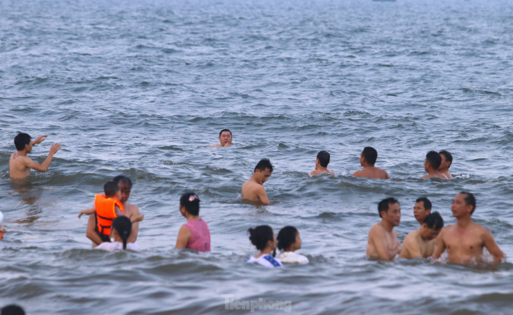 Nắng nóng khốc liệt, hàng vạn người đổ về biển Cửa Lò - 13