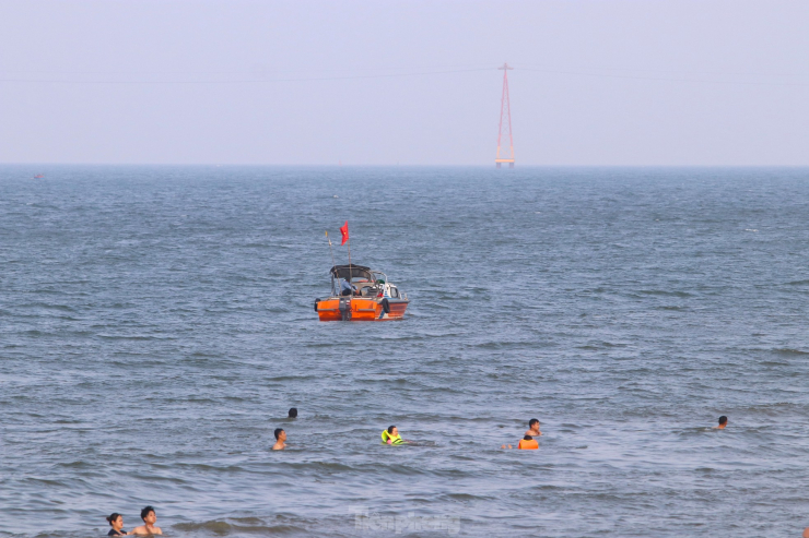 Nắng nóng khốc liệt, hàng vạn người đổ về biển Cửa Lò - 15