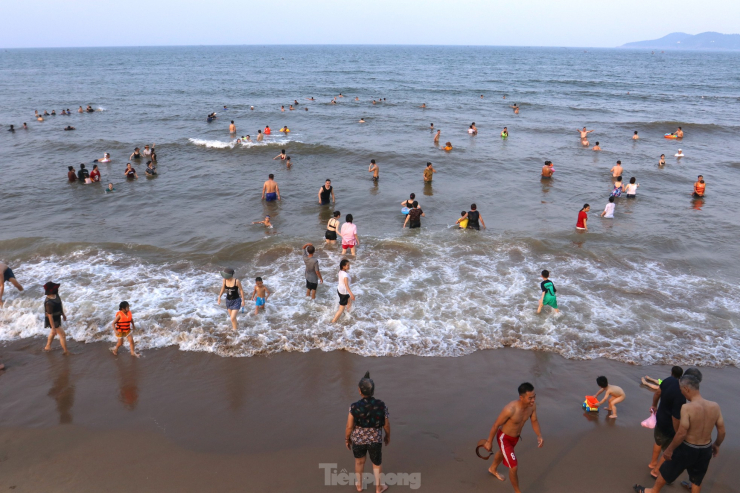 Nắng nóng khốc liệt, hàng vạn người đổ về biển Cửa Lò - 16