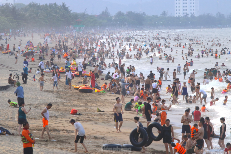 Nắng nóng khốc liệt, hàng vạn người đổ về biển Cửa Lò - 19