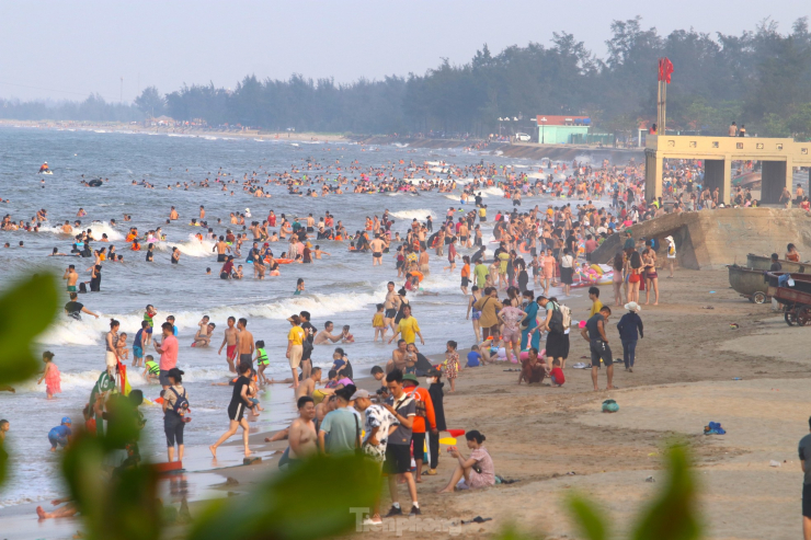 Nắng nóng khốc liệt, hàng vạn người đổ về biển Cửa Lò - 20