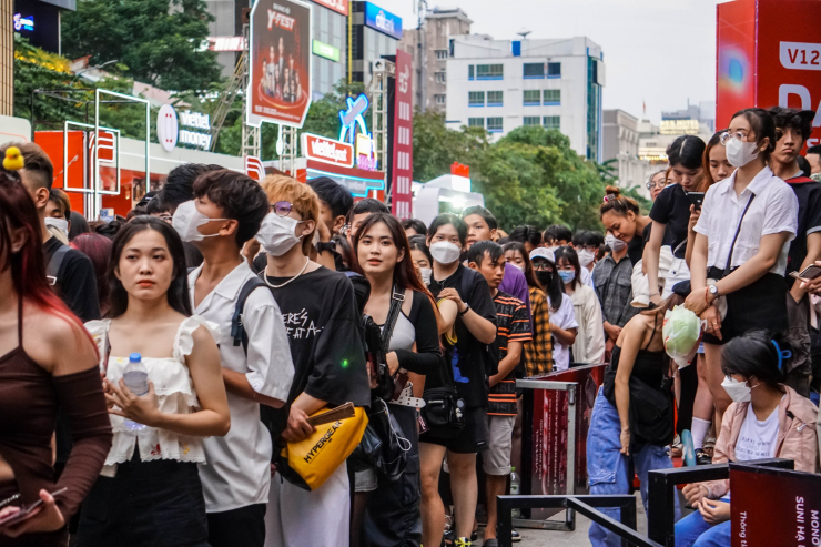 CLIP: Dòng người ken cứng trên phố đi bộ Nguyễn Huệ xem đại nhạc hội miễn phí - 3
