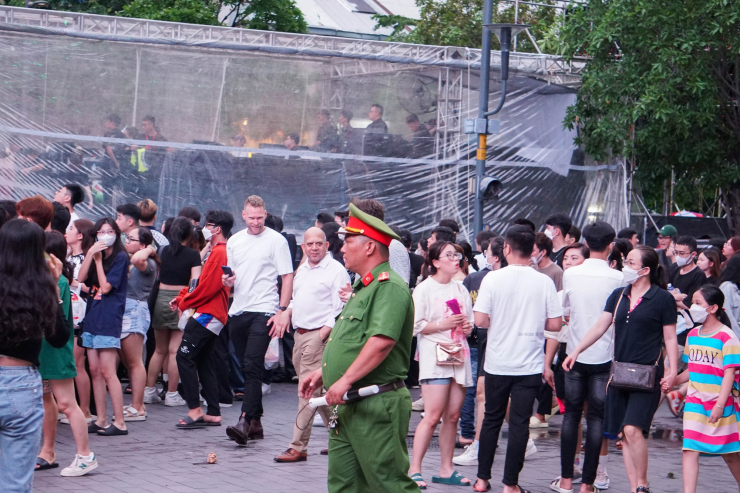 CLIP: Dòng người ken cứng trên phố đi bộ Nguyễn Huệ xem đại nhạc hội miễn phí - 6