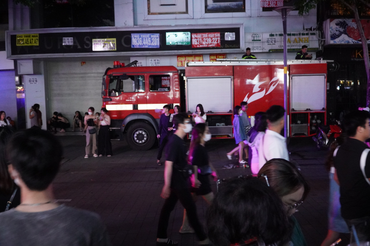 CLIP: Dòng người ken cứng trên phố đi bộ Nguyễn Huệ xem đại nhạc hội miễn phí - 7