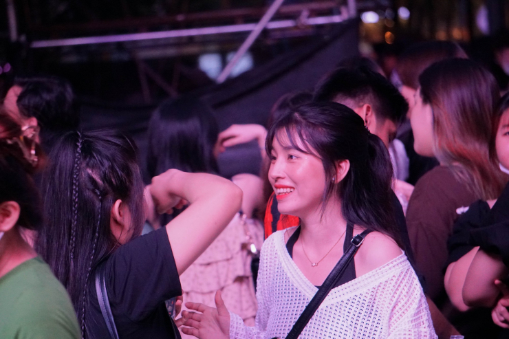 CLIP: Dòng người ken cứng trên phố đi bộ Nguyễn Huệ xem đại nhạc hội miễn phí - 8