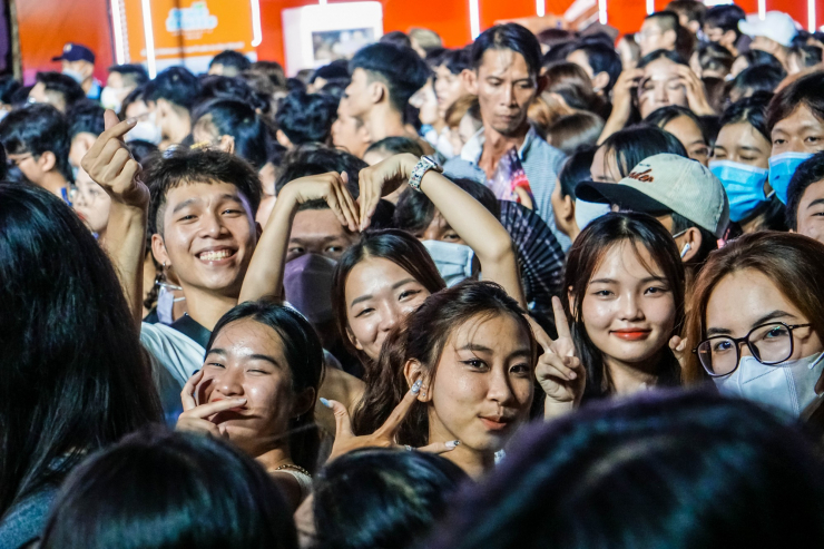 CLIP: Dòng người ken cứng trên phố đi bộ Nguyễn Huệ xem đại nhạc hội miễn phí - 9