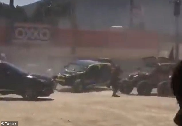 Video: Băng đảng Sinaloa đấu súng ác liệt với băng đối thủ, 11 người chết - 1