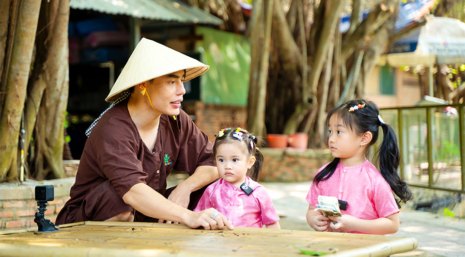 Vợ vắng nhà, Lê Dương Bảo Lâm chăm 3 con một cách “lầy lội” - 1