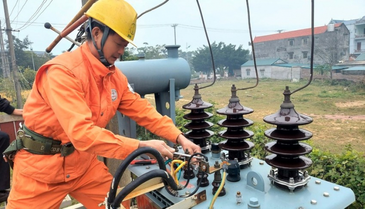Móng Cái cắt điện toàn thành phố để đấu nối đường dây mua điện từ Trung Quốc - 1