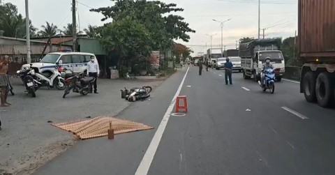 Tai nạn liên hoàn giữa 3 xe máy và 1 xe tải khiến 5 người thương vong - 1