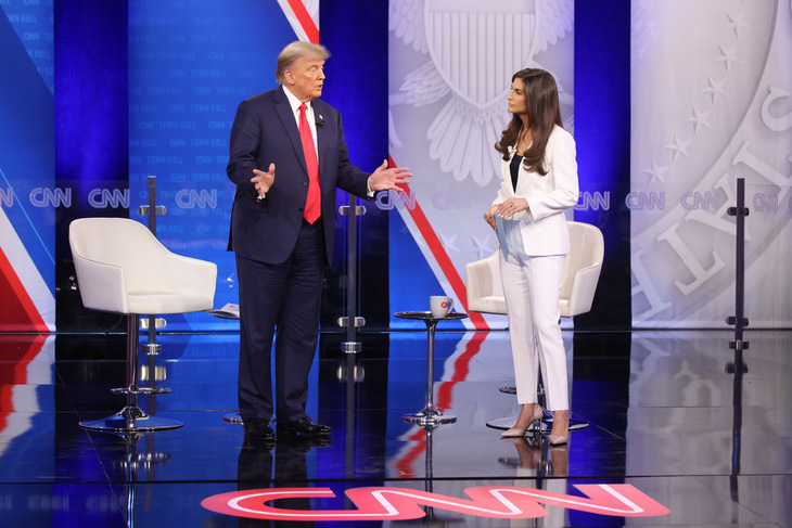 Người tố bị cưỡng hiếp quyết không buông ông Trump - 1