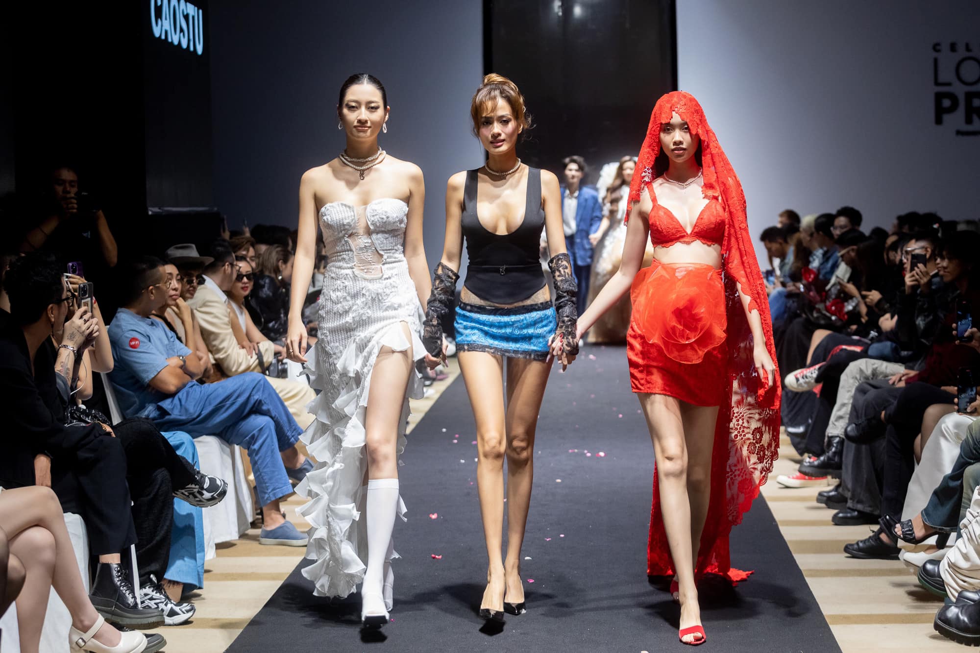 Chân dài Đà Lạt là mẹ 2 con chuộng váy ngắn chỉ gang tay, khiến đứng ngồi bất tiện? - 1