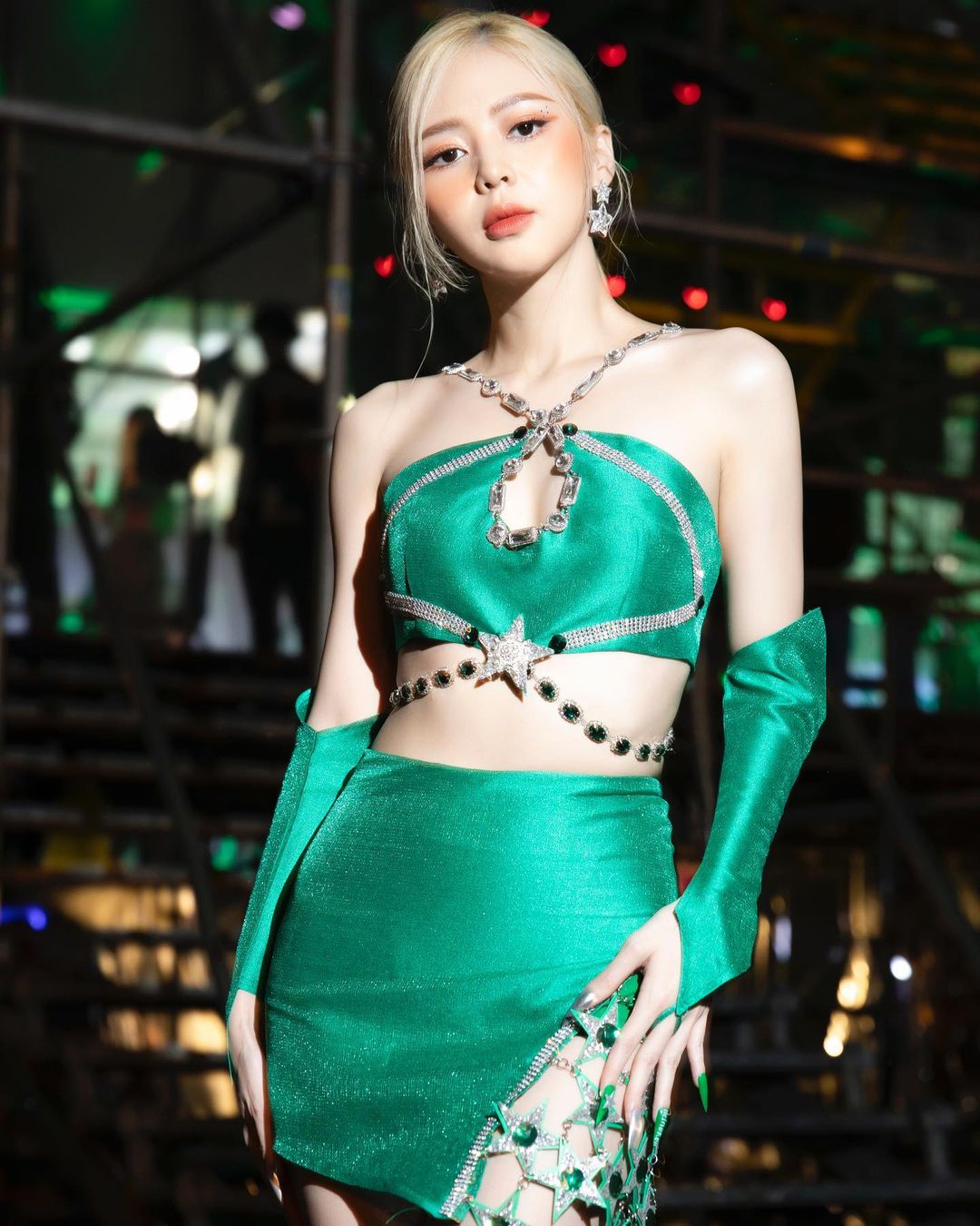 &#34;Bạn gái cũ Trịnh Thăng Bình&#34; mặc váy rách ngay điểm đắt giá, khoe sắc vóc như búp bê - 3
