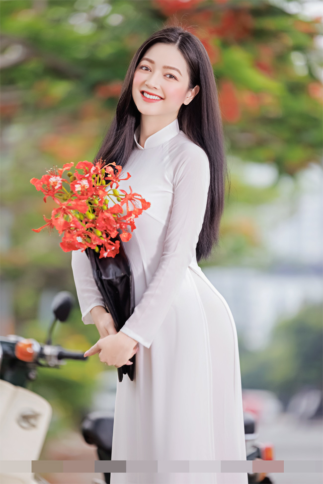 Quỳnh Trâm (sinh năm 1995) được mệnh danh là 'cô gái mặc áo dài đẹp như hoa hậu Mai Phương Thuý'. Cô nổi tiếng bởi hàng loạt bộ ảnh diện áo dài đẹp ngây ngất. 
