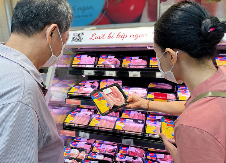 Thịt heo rớt giá, người nuôi heo thất thu - 1