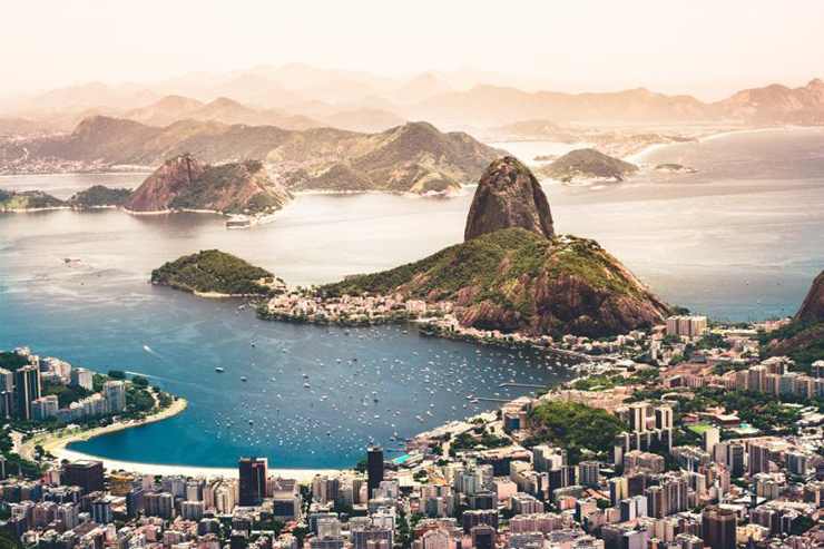 Rio de Janeiro: Nổi tiếng thế giới với các bãi biển Copacabana và Ipanema, tượng Chúa Cứu thế và lễ hội Carnaval, Rio de Janeiro hoàn toàn đứng đầu danh sách những nơi cần đến ở Brazil.
