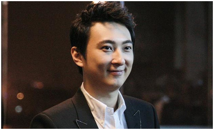 Vương Tư Thông (sinh năm 1988) là con trai của Chủ tịch Tập đoàn Vạn Đạt, sở hữu khối tài sản kếch xù.
