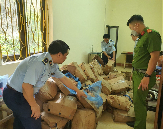 Kinh hoàng 1,5 tấn chân lợn đông lạnh chảy nước, bốc mùi hôi thối được tiểu thương tập kết, chuẩn bị &#39;tuồn&#39; vào nội địa tiêu thụ - 1