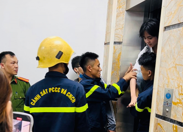 Kịp thời giải cứu 4 học sinh mắc kẹt trong thang máy - 2