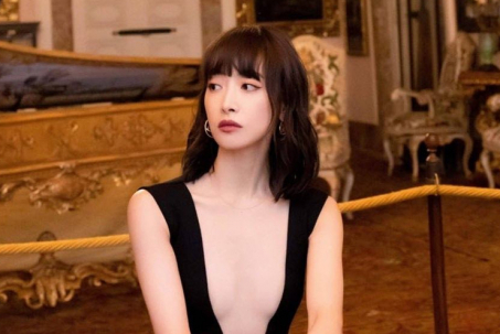 Nữ diễn viên Trung Quốc lên top 1 tìm kiếm vì chiếc áo quá táo bạo
