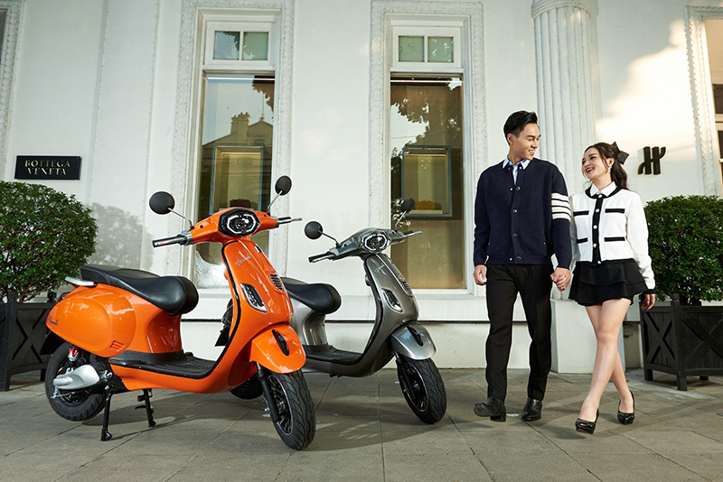 Nghệ sĩ Việt thích thú trải nghiệm xe máy điện Hamachi - 1