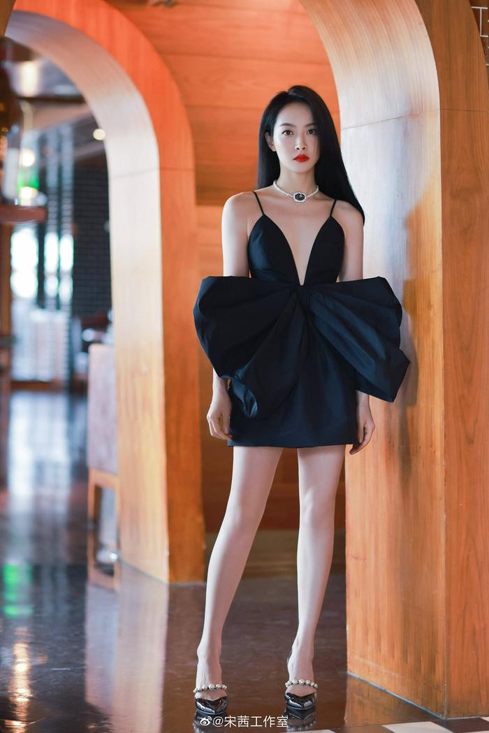 Nữ diễn viên Trung Quốc lên top 1 tìm kiếm vì chiếc áo quá táo bạo - 7